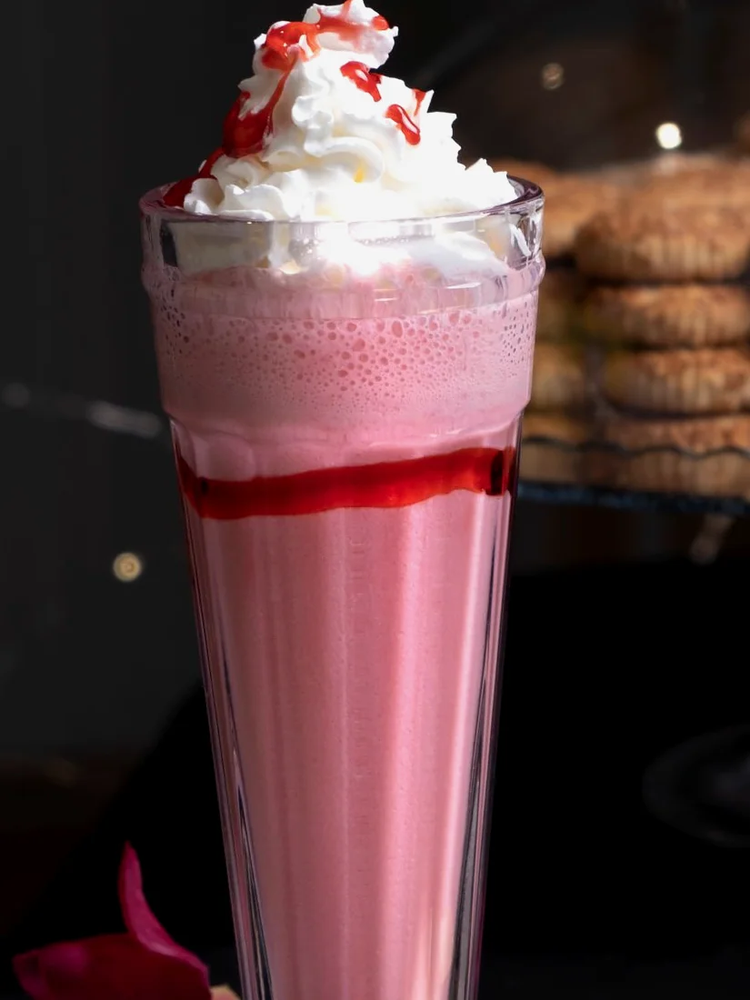 Milkshake de fresa espeso servido en vaso alto