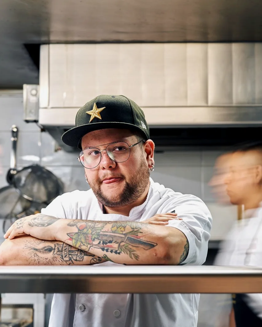 El chef de BRASA en plena sala de cocina